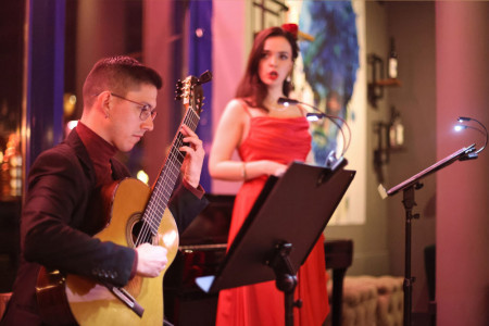 David Angulo und Lora Vangelova in der Rittmeister Destille mit Highlights aus „EL CAFÉ DE CHINITAS” von Federico Garcia Lorca.//Foto: Danny Gohlke David Angulo und Lora Vangelova in der Rittmeister Destille mit Highlights aus „EL CAFÉ DE CHINITAS” von Federico Garcia Lorca.//Foto: Danny Gohlke
