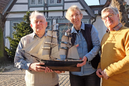 Der Enkel des Warnemünder Kapitäns und Modellbauers Heinrich Stuhr, Hans Kölzow (li.), übergab das Familienerbstück, ein Modell der Brigg „Balance“, an das Heimatmuseum. Museumsleiterin Dr. Kathrin Möller und Hans Pochmann, Vorstandsmitglied des Museumsvereins, freuen sich über das geschichtsträchtige Exponat.