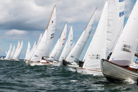 An der Startlinie der 25 Folkeboote wurde es eng. An der Startlinie der 25 Folkeboote wurde es eng.