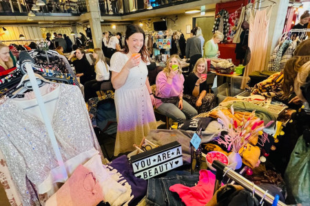 Am Sonnabend, 5. April, findet die „Spring and Summer Edition“ des Stoffwechsel Second-Hand und Vintage Marktes im Dock Inn Hostel Warnemünde statt.//Foto: Charlotte Berger Am Sonnabend, 5. April, findet die „Spring and Summer Edition“ des Stoffwechsel Second-Hand und Vintage Marktes im Dock Inn Hostel Warnemünde statt.//Foto: Charlotte Berger