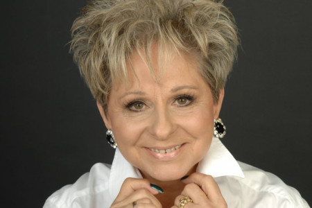 Die beliebte Sängerin und Entertainerin Dagmar Frederic ist Talkgast im Warnemünder Hotel Neptun.