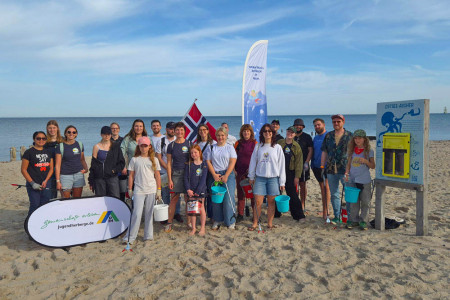 Am Strandaufgang 23 von Warnemünde standen 22 Freiwillige bereit – ausgestattet mit Eimern, Müllbeuteln und Greifern. Der EUCC – Die Küsten Union Deutschland e.V. organisierte den World Cleanup Day hier schon zum elften Mal in Zusammenarbeit mit dem Jugendherbergswerk.