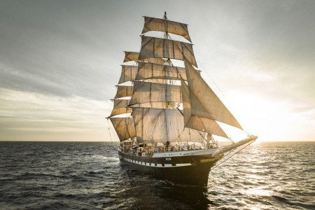 Die „Belem“ auf Kurs Rostock – das legendäre Dreimastschiff und Trägerin des Olympischen Feuers 2024 besucht erstmals die Hanse- und Universitätsstadt.//Foto: Pierre Bourras