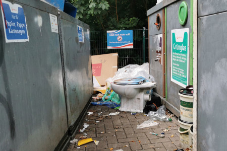 So stellte sich der Entsorgungsstützpunkt Parkstraße, auf Höhe des Parkhauses „Ostsee“ an der Warnemünder Arankawiese am Sonntag, wenige Tage vor der Hanse Sail dar. So stellte sich der Entsorgungsstützpunkt Parkstraße, auf Höhe des Parkhauses „Ostsee“ an der Warnemünder Arankawiese am Sonntag, wenige Tage vor der Hanse Sail dar.