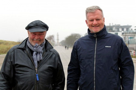 Haben gut lachen: Hanse-Event-Geschäftsführer Torsten Sitte (l.) und der Vorsitzende des Fördervereins Leuchtturm Warnemünde e.V. freuen sich auf 25. Warnemünder Turmleuchten. Haben gut lachen: Hanse-Event-Geschäftsführer Torsten Sitte (l.) und der Vorsitzende des Fördervereins Leuchtturm Warnemünde e.V. freuen sich auf 25. Warnemünder Turmleuchten.