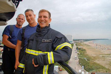 Die Feuerwehrmänner Sebastian Hahn, Christian Maciej und Marco Wolter (v.l.) machen sich ein Bild von den besonderen Gegebenheiten auf dem Warnemünder Leuchtturm. So viel steht fest: Es ist sehr eng.