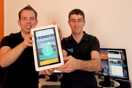 Die beiden Jungunternehmer Nico Liebeskind (li.) und Paul Jütte bringen eine eigene Markgrafenheide-App auf den Weg.