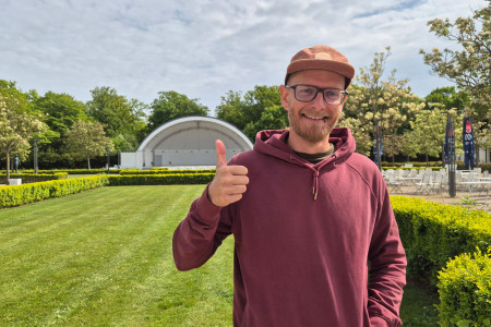Nach der gelungenen Premiere im Vorjahr wagt David Juhnke jetzt den zweiten Schritt. Sein „Buntes Meer Festival“ findet in diesem Jahr an drei Tagen statt: am Strand und im Kurhausgarten von Warnemünde.