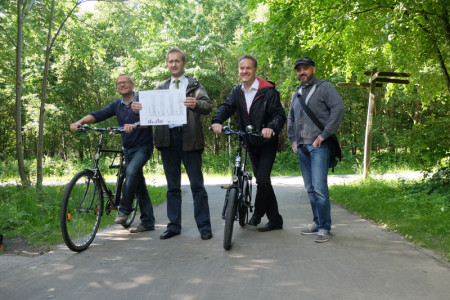 Steffen Nozon, Kristian Strey, Holger Matthäus und Jean Mülbradt (v.l.) bei der Übergabe der achten Fahrradzählstelle in der Rostocker Heide.