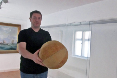 Auch dieser Medizinball, der im Schulunterricht zu DDR-Zeiten genutzt wurde und eine Schenkung der Stadt Rostock ist, wird in der neuen Sonderausstellung zu sehen sein. Museumsleiter Christoph Wegner schätzt sein Gewicht auf maximal drei Kilogramm. 