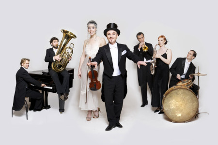 Das Casanova Society Orchestra mit Andreas Holzmann bringt zum Finale der Meeresbrise 2026 den Glanz der Goldenen Zwanziger in den Warnem&uuml;nder Kurhausgarten.//Foto: Frank Eidel