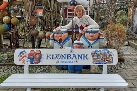 Die Warnemünderin Billy Parczyk hat die Initiative ergriffen und die durch ihren verstorbenen Mann, Hansi Parczyk, gestaltete Klönbank gemeinsam mit Freunden wieder aufgehübscht. Foto: Privat Die Warnemünderin Billy Parczyk hat die Initiative ergriffen und die durch ihren verstorbenen Mann, Hansi Parczyk, gestaltete Klönbank gemeinsam mit Freunden wieder aufgehübscht. Foto: Privat