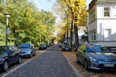 Auch in der Warnemünder Wachtlerstraße kann nach der Erneuerung der Fahrbahndecke nur noch einseitig geparkt werden.