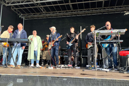 Zeitweise wurde es auf der Bühne am Leuchtturm richtig eng. Hier zu sehen: Klaus Lass, Steffen Wroost, Anne M., Lars Freude, Ola Van Sander mit den Easterlings Richard und Farell und Lutz Dammann (v.l.)//Foto: Maria Pistor Zeitweise wurde es auf der Bühne am Leuchtturm richtig eng. Hier zu sehen: Klaus Lass, Steffen Wroost, Anne M., Lars Freude, Ola Van Sander mit den Easterlings Richard und Farell und Lutz Dammann (v.l.)//Foto: Maria Pistor