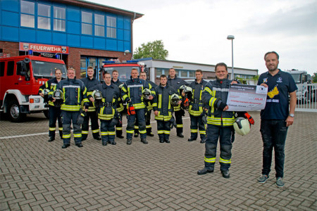 Matthias Ludwig, Präsident von Polo Riviera Deutschland (r.), übergibt eine 600-Euro-Spende an die Freiwillige Feuerwehr Warnemünde: Andy Tschatschin, Christian Menne, Emil Krull, Jan Kühle, Philipp Steiniger, Michael Eichner, Christian Rose, Marcel Rogge, Mathias Salow, Julian Backes und Thomas Hellwig (v. l. n. r.) Matthias Ludwig, Präsident von Polo Riviera Deutschland (r.), übergibt eine 600-Euro-Spende an die Freiwillige Feuerwehr Warnemünde: Andy Tschatschin, Christian Menne, Emil Krull, Jan Kühle, Philipp Steiniger, Michael Eichner, Christian Rose, Marcel Rogge, Mathias Salow, Julian Backes und Thomas Hellwig (v. l. n. r.)