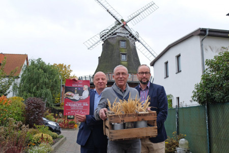 Der Inhaber des Restaurants "Meyer's Mühle", Andreas Bauer (Mitte), freut sich gemeinsam mit Theaterintendant Sewan Latchinian (li.) und Tourismuschef Matthias Fromm auf seine Premiere bei "Kultur trifft Genuss". 