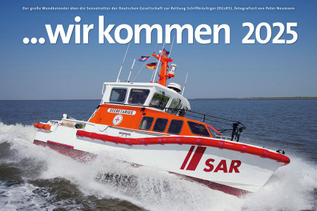 Titelblatt und Rücktitel des Wandkalenders „… wir kommen 2025“ über Schiffe und Arbeit der Seenotretter//Foto: YPScollection, Peter Neumann