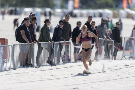 Clara Steinberg (DLRG Nationalmannschaft) gewann den vier mal 90 Meter Beach Sprint der Frauen. 