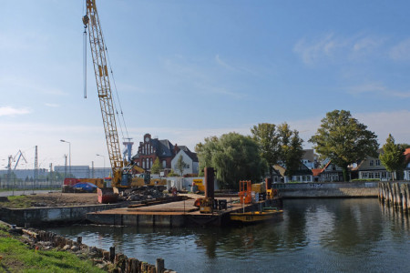 Ab Oktober wird die Stromgrabenbrücke, der Durchlass zwischen Altem Strom und Seekanal, grundhaft saniert. Es kommt zu Einschränkungen für Bahnreisende, Fußgänger und Autofahrer. Ende April 2016 sollen die Bauarbeiten beendet sein.