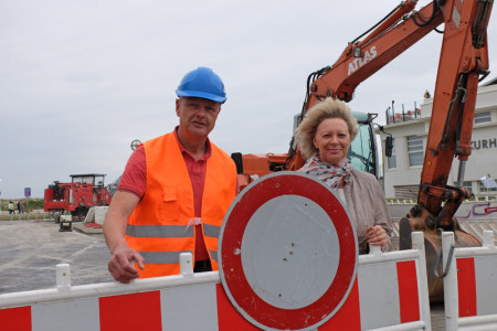 Eurawasser-Sprecherin Gabi Kniffka und Bauleiter Reiner Kessner luden heute zum Ortstermin in der Warnemünder Seestraße.