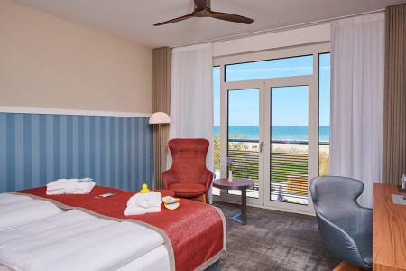 Ein neuer Lieblingsplatz mit Ostseeblick: Die modernisierten Zimmer im Strand-Hotel H&uuml;bner verbinden stilvolles Design und maritimes Flair.//Foto: Strand-Hotel H&uuml;bner Warnem&uuml;nde