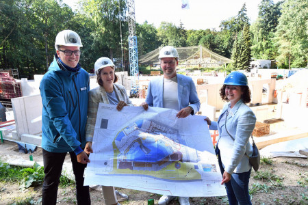 Robert Maaß und Antje Angeli vom Zoo Rostock zusammen mit Karsten Pannwitt und Danielle Zimmermann von der Ospa(v.l.) auf der Baustelle für die neue Robbenanlage.//Foto: Zoo Rostock/ Joachim Kloock Robert Maaß und Antje Angeli vom Zoo Rostock zusammen mit Karsten Pannwitt und Danielle Zimmermann von der Ospa(v.l.) auf der Baustelle für die neue Robbenanlage.//Foto: Zoo Rostock/ Joachim Kloock