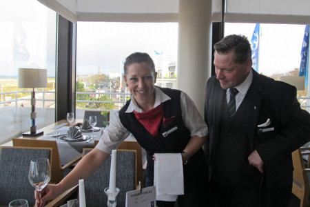 Alles für die Gäste bereit? Der gastronomische Direktor des Hotels Neptun schaut sich im Restaurant Dünenfein um, wo die Restaurantfachfrau Lisa Lamprecht die Tische eingedeckt hat. Alles für die Gäste bereit? Der gastronomische Direktor des Hotels Neptun schaut sich im Restaurant Dünenfein um, wo die Restaurantfachfrau Lisa Lamprecht die Tische eingedeckt hat.