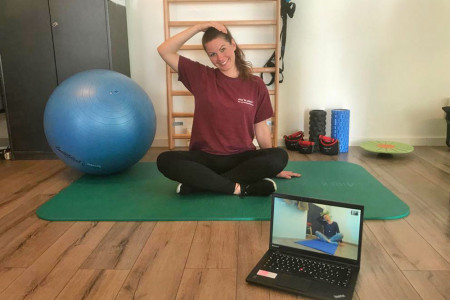 Die digitale Alternative bei geschlossenen Turnhallen: Physiotherapeutin Lisa Nawrath von vital & physio Warnemünde zeigt Übungen, die an den heimischen Bildschirmen nachgeturnt werden können.