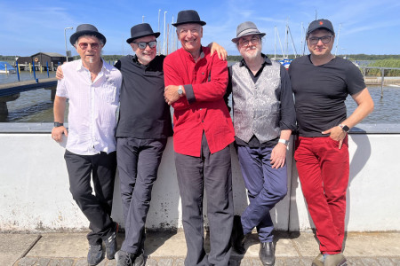 Die fünf Musiker von Robert & Music Blend verfügen allesamt über eine langjährig gereifte Musik- und Bühnenerfahrung und bilden den musikalischen Deutsch-Swing-Pop-Verschnitt.