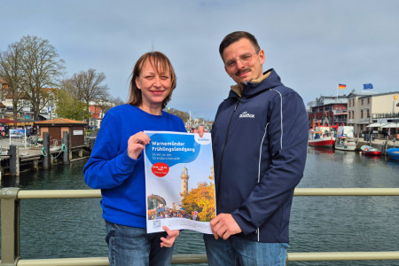 Stefanie Pensky vom Gemeinn&uuml;tzigen Verein f&uuml;r Warnem&uuml;nde e.V. und Martin Boldt von der Tourismuszentrale Rostock & Warnem&uuml;nde freuen sich auf den Warnem&uuml;nder Fr&uuml;hlingslandgang 2026, der mit Marktmeile, Musik und maritimem Flair den Start in die Sommersaison einl&auml;utet.