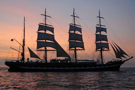 Die Hanse Sail-Sky Night bietet den perfekten Blick auf das Geschehen.