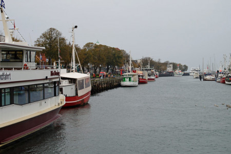 Angelkutter, Fischbrötchenkutter und Fahrgastschiffe müssen vom westlichen Alten Strom an die Mittelmole ziehen. Grund sind Erneuerungsarbeiten an den Steganlagen. Angelkutter, Fischbrötchenkutter und Fahrgastschiffe müssen vom westlichen Alten Strom an die Mittelmole ziehen. Grund sind Erneuerungsarbeiten an den Steganlagen.