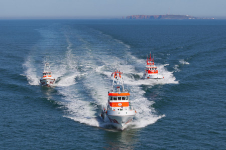 Hüter der Küsten: In Formation auf Nord- und Ostsee – die Seenotrettungskreuzer der DGzRS stehen rund um die Uhr bereit.//Foto (Archiv): : Die Seenotretter – DGzRS/ypscollection.de Hüter der Küsten: In Formation auf Nord- und Ostsee – die Seenotrettungskreuzer der DGzRS stehen rund um die Uhr bereit.//Foto (Archiv): : Die Seenotretter – DGzRS/ypscollection.de