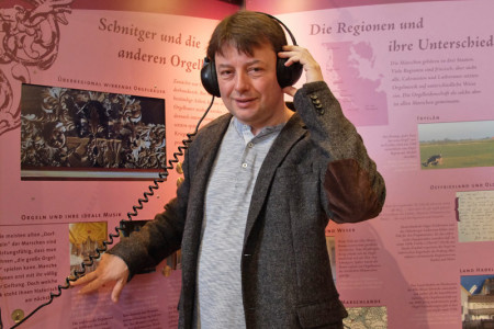 Kantor Sven Werner freut sich, dass er die Orgelausstellung im Rahmen des Bachfestes nach Warnemünde holen konnte. 