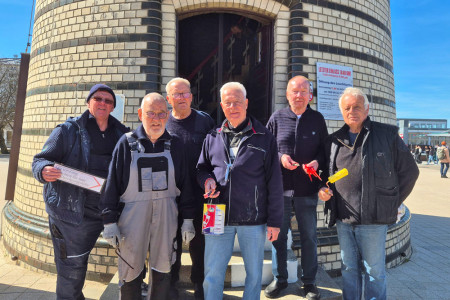 Legen Hand an und bereiten den Warnemünder Leuchtturm auf den Saisonstart vor (v.l.): Peter Voß, Wilfried Schroeder, Frank Mangelsdorf, Hartmut Kellner, Bernhard Autrum und Meno Wagner Legen Hand an und bereiten den Warnemünder Leuchtturm auf den Saisonstart vor (v.l.): Peter Voß, Wilfried Schroeder, Frank Mangelsdorf, Hartmut Kellner, Bernhard Autrum und Meno Wagner