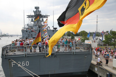Traditionell eine gute Partnerschaft - Deutsche Marine auf der 27. Hanse Sail 