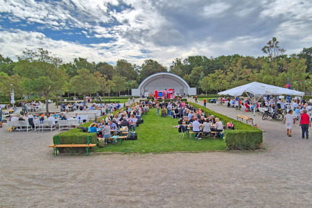 Mit gut gef&uuml;llten Picknickk&ouml;rben, viel Charme und einer ordentlich Portion Gemeinschaftsgeist hat heute das neue Veranstaltungsformat &bdquo;Fr&uuml;hst&uuml;ck Am Meer&ldquo; im Warnem&uuml;nder Kurhausgarten seine Premiere gefeiert.