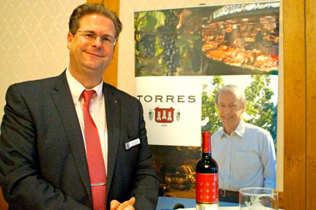 Thilo Wandt ist F&B Manager im Hotel Neptun Warnemünde. Er hatte die Idee für die erste hauseigene Weinmesse.