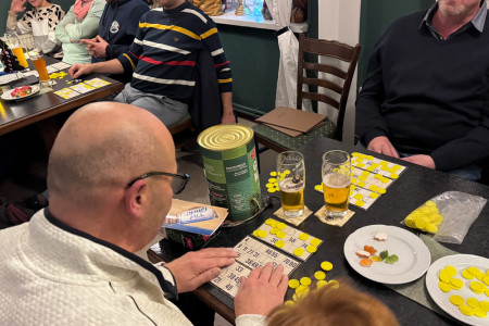 Gute Stimmung, volle Bingokarten und gute Stmmung: Die Bingo-Premiere des Warnemünder Anglervereins entwickelte sich schnell zu einem echten Vereins-Highlight.//Foto: Uwe Kleinhans Gute Stimmung, volle Bingokarten und gute Stmmung: Die Bingo-Premiere des Warnemünder Anglervereins entwickelte sich schnell zu einem echten Vereins-Highlight.//Foto: Uwe Kleinhans