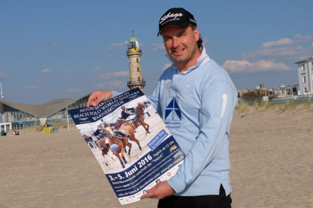Der Veranstalter des Martin Berlin Beach Polo World Masters Warnemünde, Matthias Ludwig, präsentiert Einzelheiten zum Rahmenprogramm.