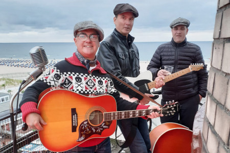 Rockabilly pur – ganz ohne Schlagzeug: The Sideburns am 25. Mai bei der Meeresbrise Warnemünde.//Foto: The Sideburns