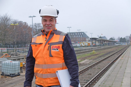 Alexander Rink überwacht die Baustelle in Warnemünde und ist sehr zufrieden mit dem Abarbeitungsstand.