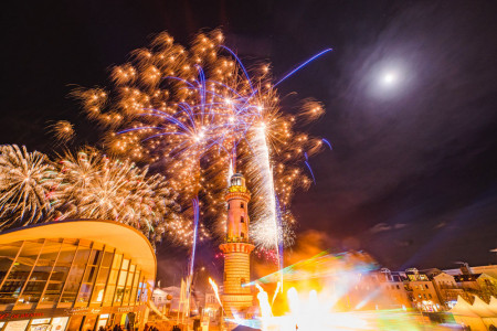 Das Warnemünder Turmleuchten 2025 ist aus Sicherheitsgründen abgesagt//Foto: Sascha Schwarz Das Warnemünder Turmleuchten 2025 ist aus Sicherheitsgründen abgesagt//Foto: Sascha Schwarz