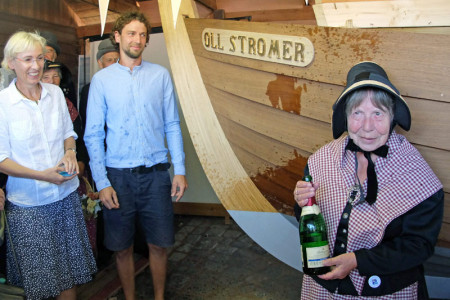 Die Warnemünderin Sylvia Zindler (r.) taufte den Tweismaker auf "Oll Stromer". Begleitet wurde der Taufakt durch Museumsleiterin Kathrin Möller und Bootsbauer Paul Brümmer.