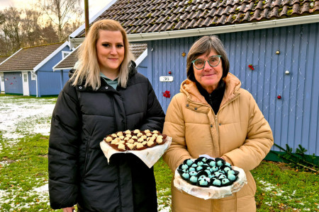 Mit viel Liebe gemacht: Danae Daue (l.) und Heike Gütschow mit einer Auswahl ihrer selbstgemachten Pralinen.