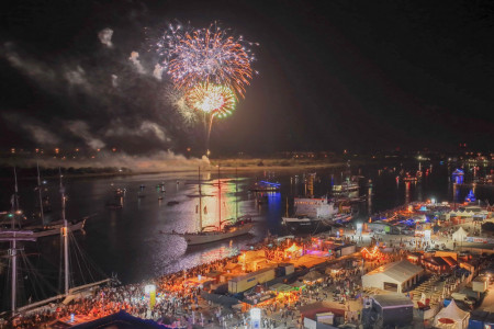 Auch das Feuerwerk bei der Hanse Sail 2022 hat die Zuschauer an der Kaikante begeistert.//Foto: Taslair