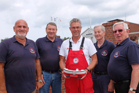 Die Shantysänger von Luv un Lee haben allen Grund stolz zu sein. In nur acht Jahren haben sie 30.700 Euro für die Seenotretter gesammelt. Unser Foto zeigt die Chormitglieder Hans Käther, den Vorsitzenden Harald Kottig, Chorleiter Herbert Schoff und Dr. Wolfgang Renz. In der Mitte steht Jörg Westphal mit dem prall gefüllten Spendenschiff.