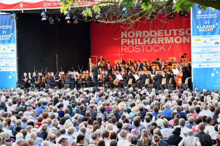 Mehr als 3.000 Besucher lauschten im vergangenen Jahr den klassischen Klängen der Norddeutschen Philharmonie Rostock im Zoo Rostock. Dieses Jahr werden es Corona bedingt etwas weniger.