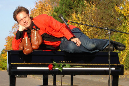Klaus Porath ist "The Piano Man" und unterhält sein Publikum mit einem großen Hit-Repertoire.