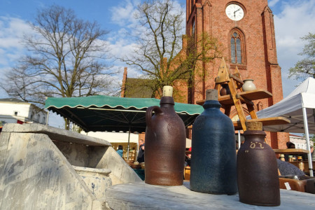 Zum 25. Stromerwachen findet auf dem Kirchenplatz in Warnemünde wieder ein Frühjahrs-Töpfermarkt statt.